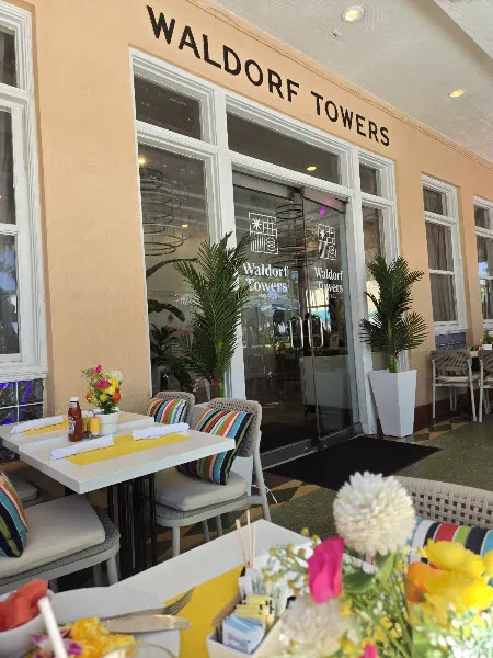 Icon Beach Cafe — dog-friendly restaurants in Miami