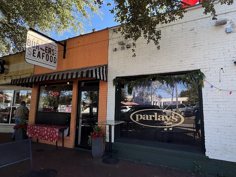 Lakeview Burgers and Seafood — dog-friendly restaurant in New Orleans