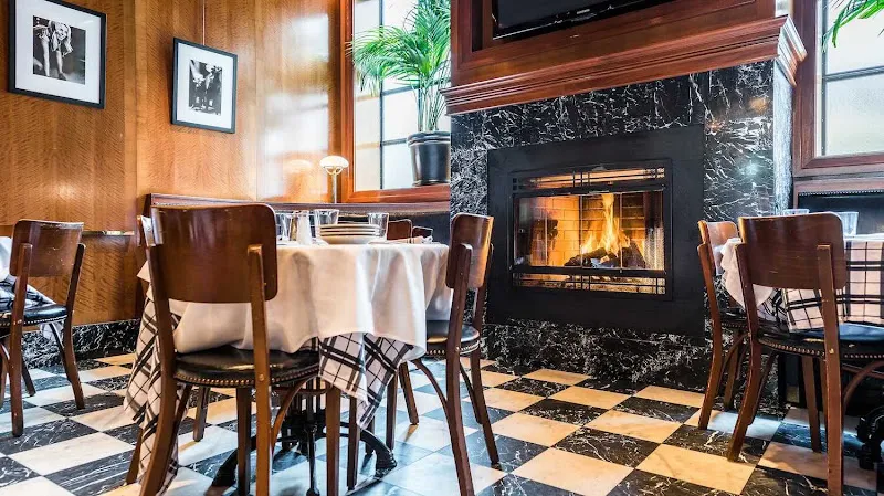 LUXBAR — burger restaurant in Chicago