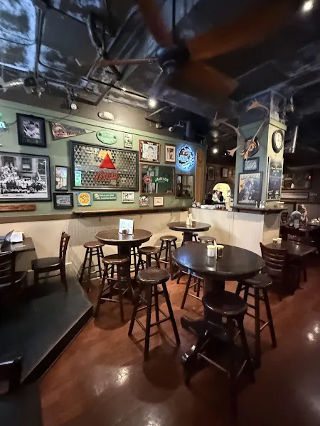 J. Dolans — pizza restaurant in Honolulu