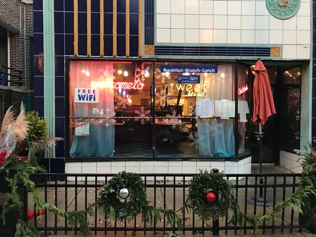 Tweet — takeout restaurant in Chicago