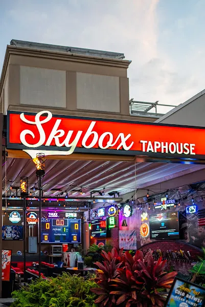 Skybox Taphouse: Sports Bar — pizza restaurant in Honolulu